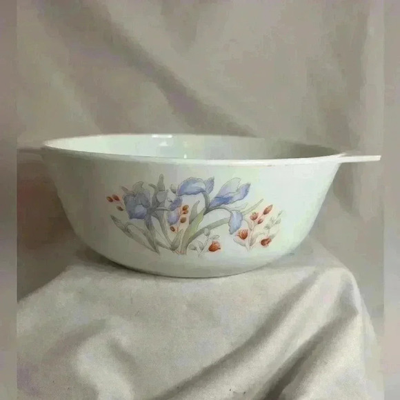 Pyrex, medium casserole dish, no lid, Blue Iris  pattern - Picture 1 of 2